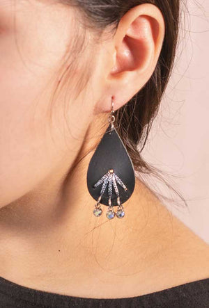 Black Daisy Teardrop Style